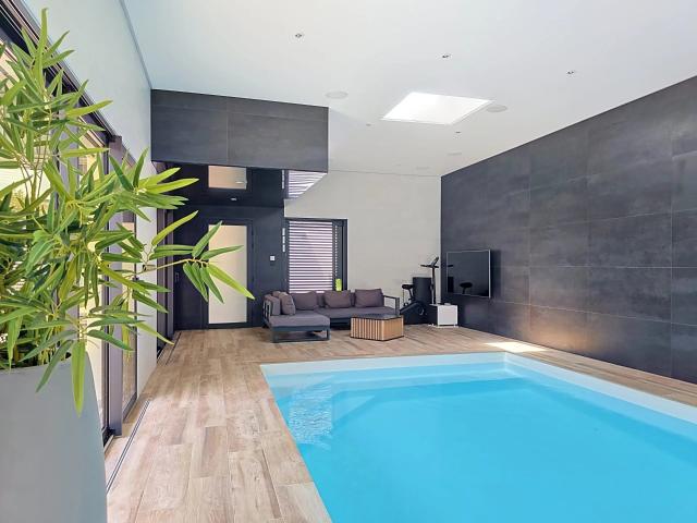 Maison contemporaine de prestige avec piscine intérieure à Cholet