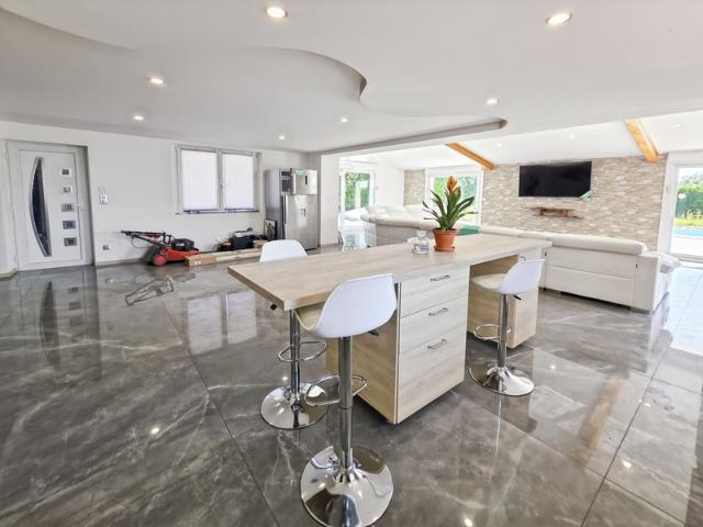 MAISON CONTEMPORAINE DE STANDING AVEC PISCINE – COMMENAILLES JURA