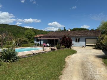 Maison contemporaine en bardage bois et piscine 130m² Mercuès