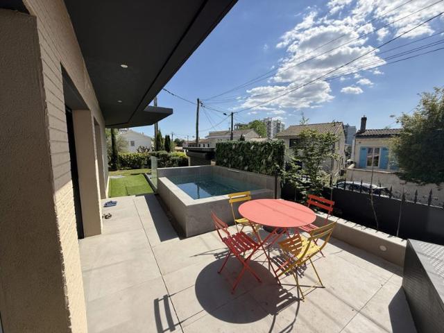 Maison Contemporaine en parfait état avec piscine et garage