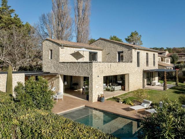 Maison contemporaine en pierre avec piscine à Gordes. 247m² Gordes