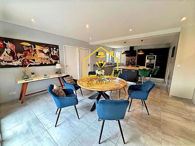 Maison contemporaine lumineuse et peu énergivore de 10 pièces de plus de 160 m2 sur une parcelle de plus de 900 m2