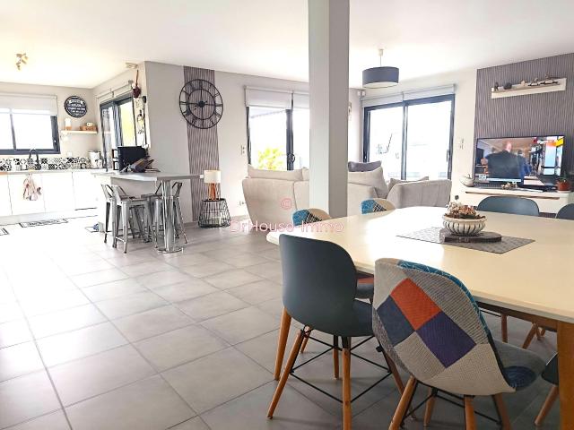 Maison contemporaine lumineuse, séjour XXL, 2 box: volumes rares !
