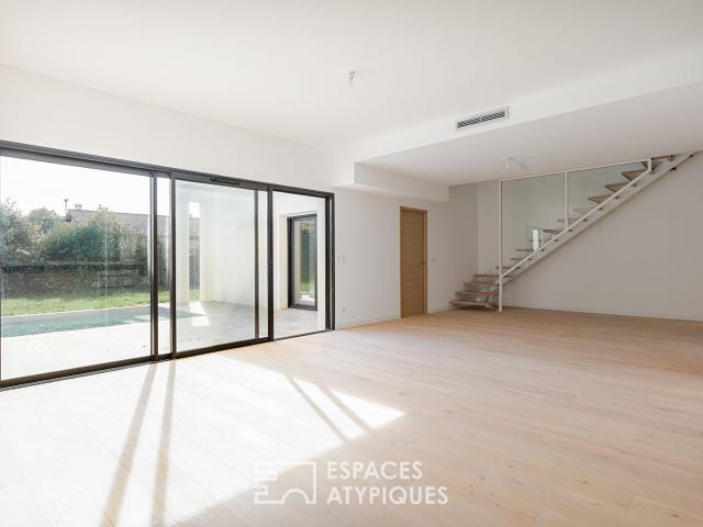 Maison contemporaine neuve et sa piscine en fond d'impasse