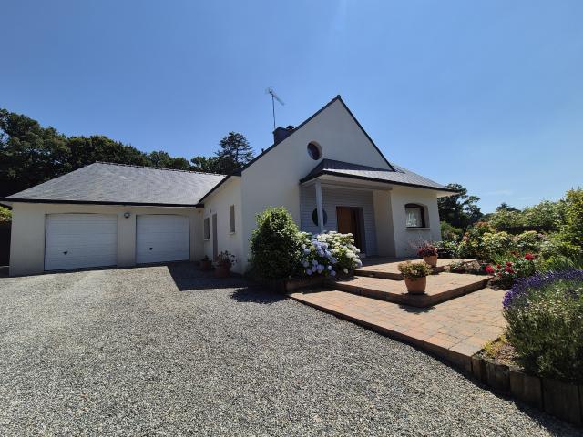 Maison contemporaine rare à Quintin Plain pied avec jardin aménagé, garage et volumes généreux