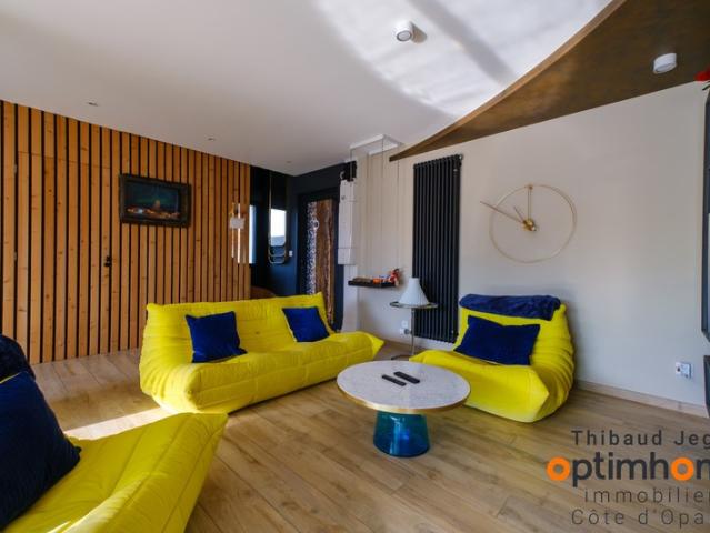 Maison contemporaine récente avec un bel extérieur et vue mer de l'étage