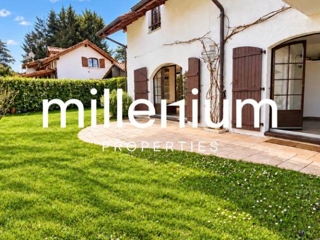 Maison contemporaine semi meublée avec jardin et studio indépendant