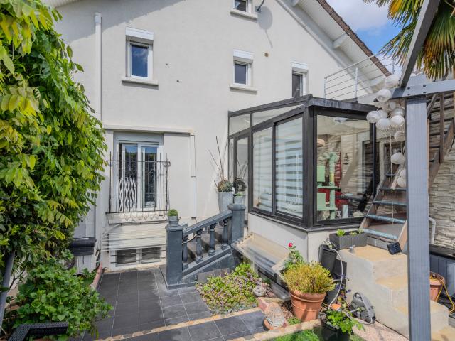 En exclusivité. Maison de caractère de 151m2 non mitoyenne/Jardin sans vis à vis/Espace indépendant/ A 5 min d