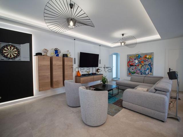 Maison, Cannes