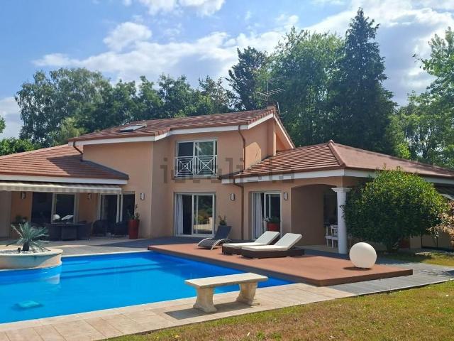 Maison, Certines