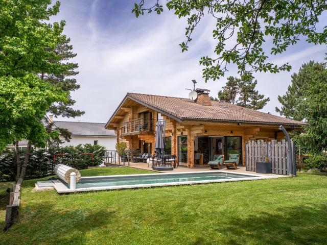 Maison chalet à Vétraz Monthoux avec piscine chauffée, 5 chambres et jardin arboré