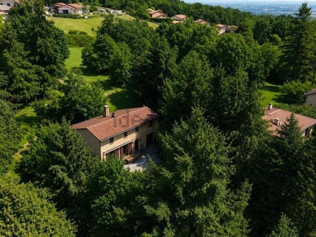 Maison, Charnay