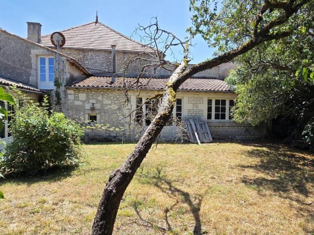 Maison Charentaise 141 m2, 2 chambres, dépendances