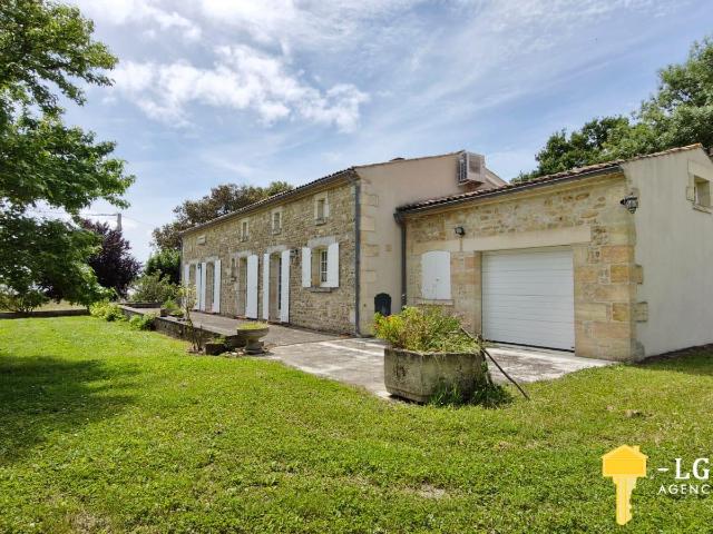 Maison charentaise 195 m2, 3 ch, dépendances, terrain 4812 m. 195m² Chenac Saint Seurin d'Uzet