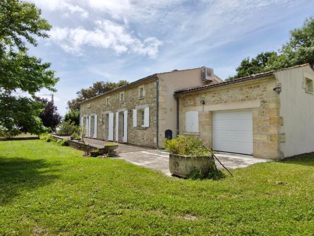 Maison charentaise 195 m2, 3 ch, dépendances, terrain 4812 m