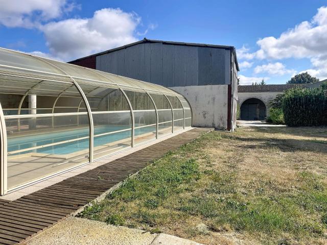 Maison Charentaise 6 Chambres Avec De Nomreuses Dependances 308m² Louzac Saint André