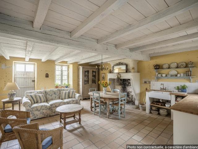 MAISON CHARENTAISE à rénover avec façade en moellons et grand terrain