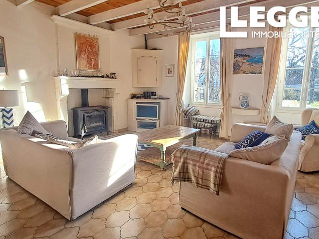 Maison charentaise avec 4 chambres, 2 salles de bain et piscine dans un petit village, petite gite et garage