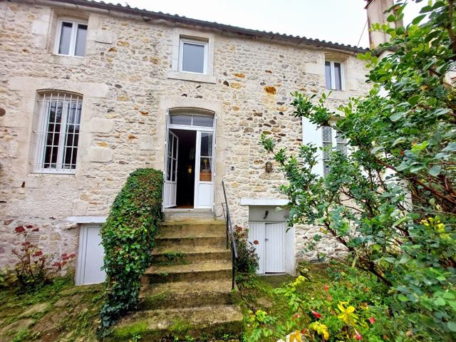 MAISON CHARENTAISE D'EXCEPTION A MORNAC SUR SEUDRE 6 Chambres 265 m2