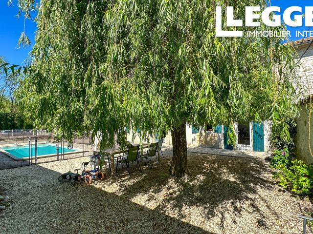 Maison charentaise de 6 chambres, piscine chauffée & panneaux solaires. * DPE B * Proche de Cognac