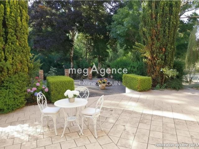 Maison charentaise de caractère – 174 m² – 3 chambres – Terrain de 5 800 m² – Vue rivière