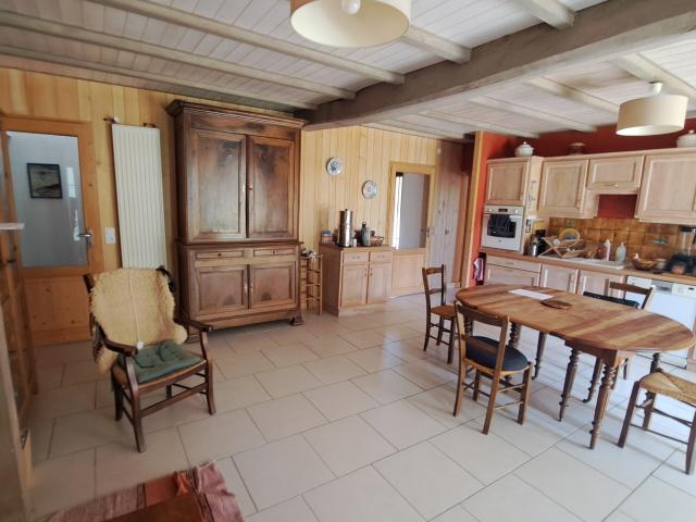 Maison charentaise de caractère 185 m2 5 à 6 chambres Jardin, garage et dépendance