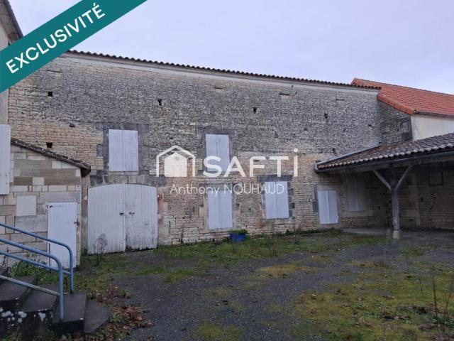 Maison Charentaise de centre bourg à fort potentiel