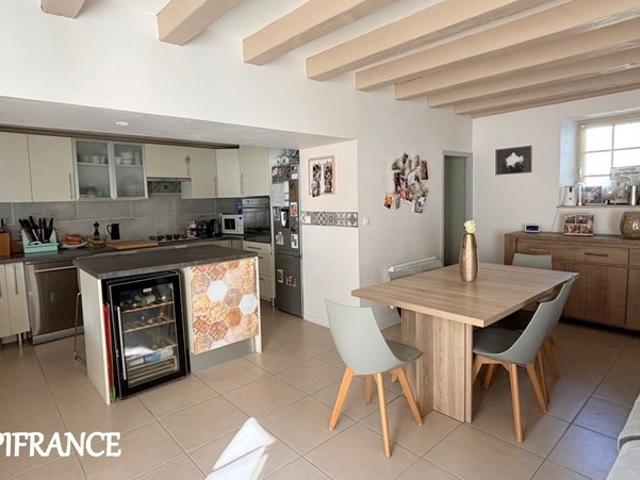 Maison charentaise en pierre au coeur du village 120 m² habitables 5 chambres dont 3 dans le grenier aménagé