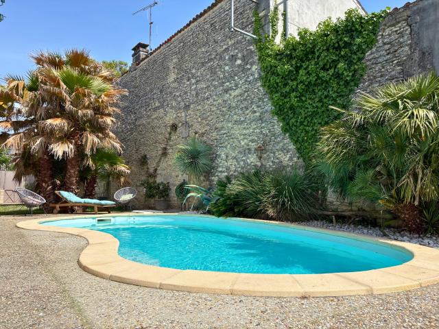 MAISON CHARENTAISE en pierre avec jardin aux portes de COGNAC
