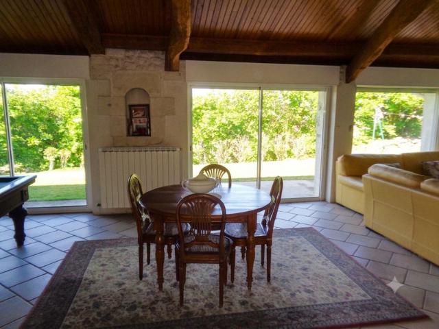 Maison charentaise en pierre rénovée – 163 m² habitables – Saint Ciers du Taillon 17240