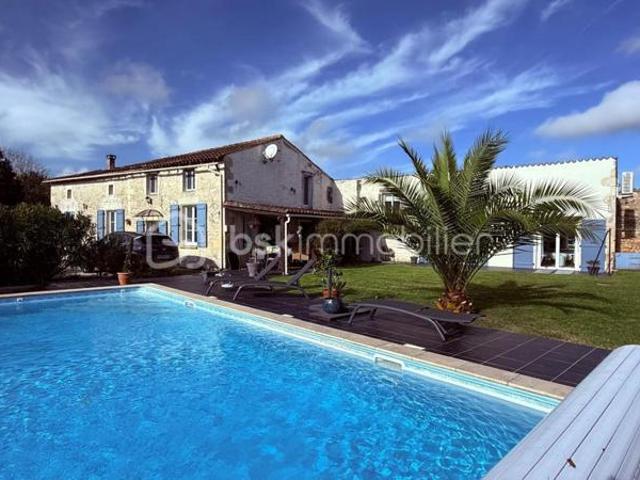 Maison charentaise et son gite avec piscine