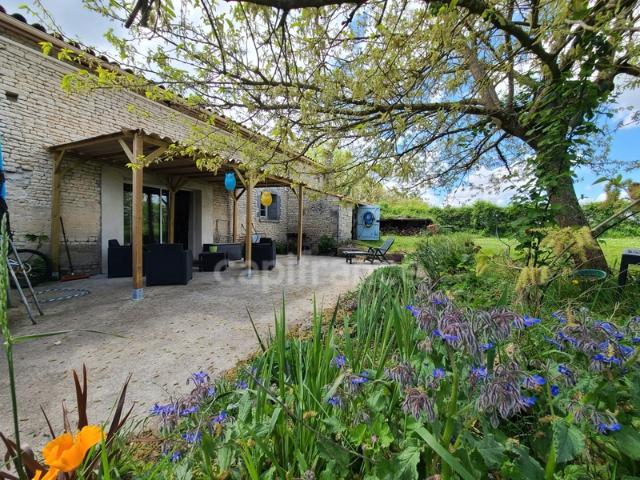 Maison charentaise LA BROUSSE proche Matha 17