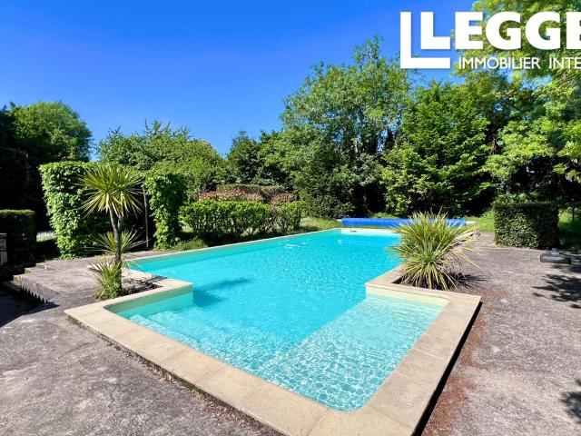 Maison Charentaise rénovée, 5 chambres,2 grandes granges, piscine, jardin clos, 2 ch gite, près de Cognac/Pons