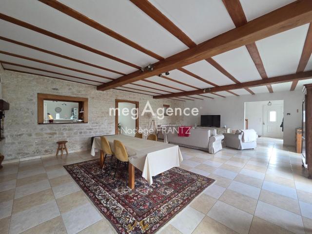 AULNAY 17470 – MAISON TYPE CHARENTAISE DE 2006 – DPE B – GRAND SÉJOUR DE 60 M² – GARAGE ET ATELIER