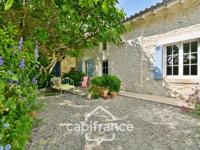 Maison charentaise rénovée à vendre 6 pièces COURCELLES 17, proche commerces, d'une superficie de 149m² avec atelier et jardin