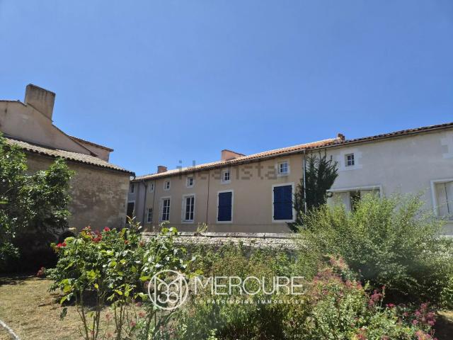Maison, Charroux