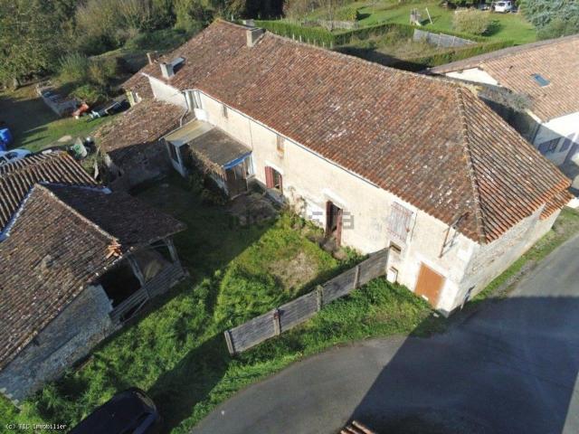 Maison, Charroux