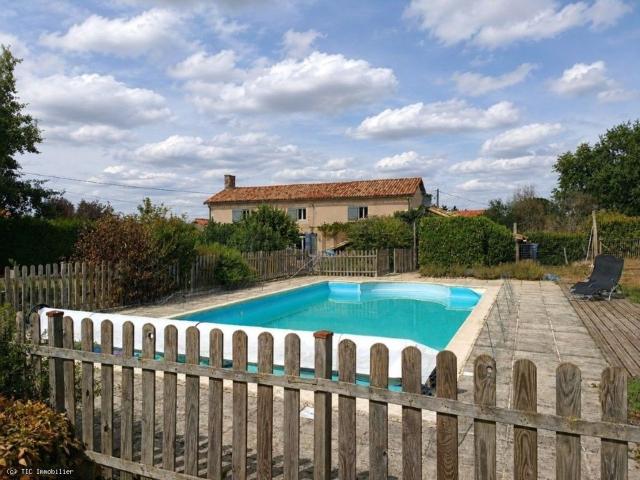 Maison, Charroux