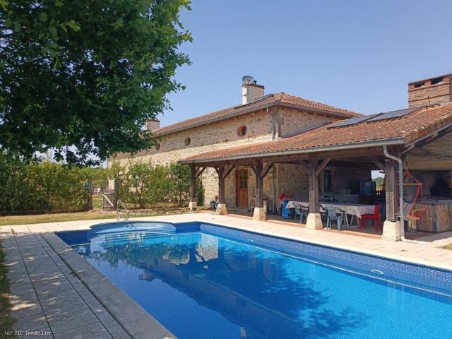 Maison, Charroux