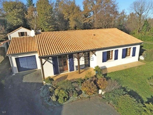 Maison, Charroux