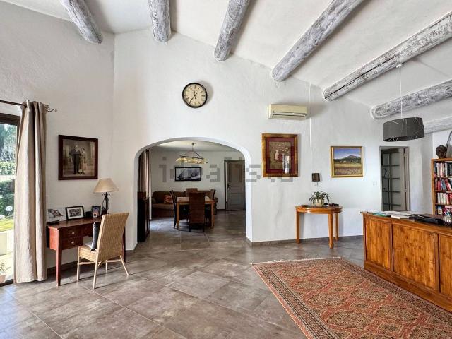 Maison, Châteauneuf le Rouge