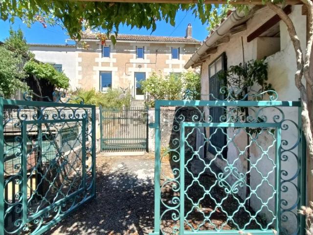 Maison, Chiré en Montreuil
