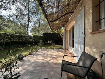 Maison climatisée,T4 avec grand jardin vue sur les collines et accès à pied Golf de Pont Royal