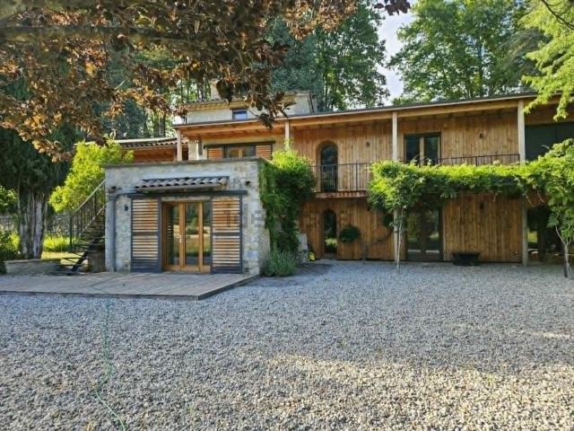 Maison, Crest
