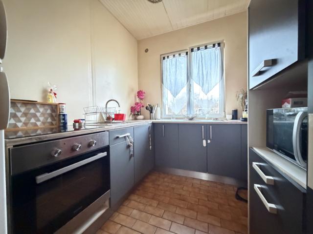 Maison à 10 mn de Bueil dans un village avec école et commer