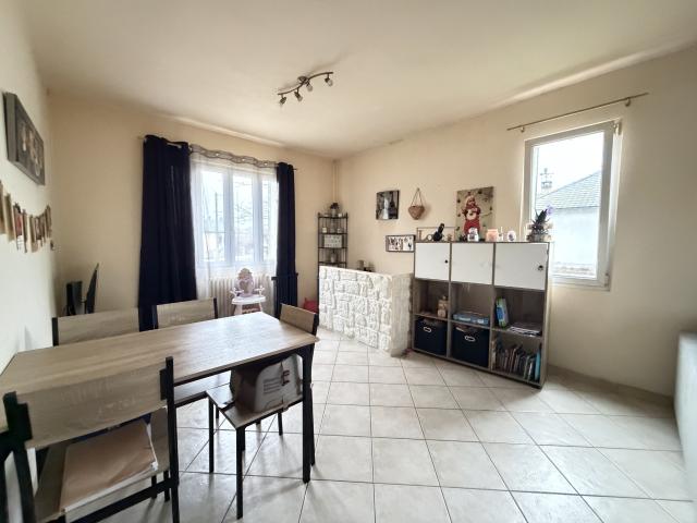 Maison à 10 mn de Bueil dans un village avec école et commerce à pieds