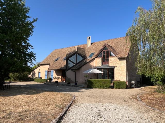 Maison à vendre 10 pièces au coeur de CUISERY 71, avec piscine