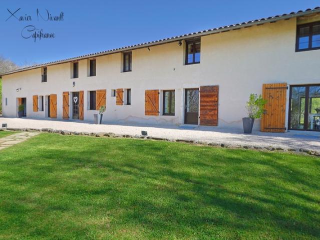 Maison à vendre 11 pièces SAINT AMOUR 39