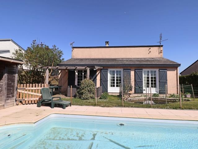 Maison à vendre 7 pièces de 130m² avec piscine, jardin et garage