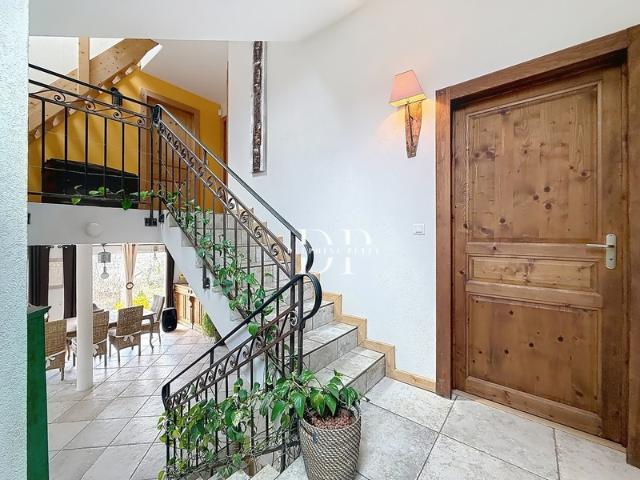Maison à vendre 7 pièces de 230 m2, terrain d'env. 1000 m2, LUCINGES 74